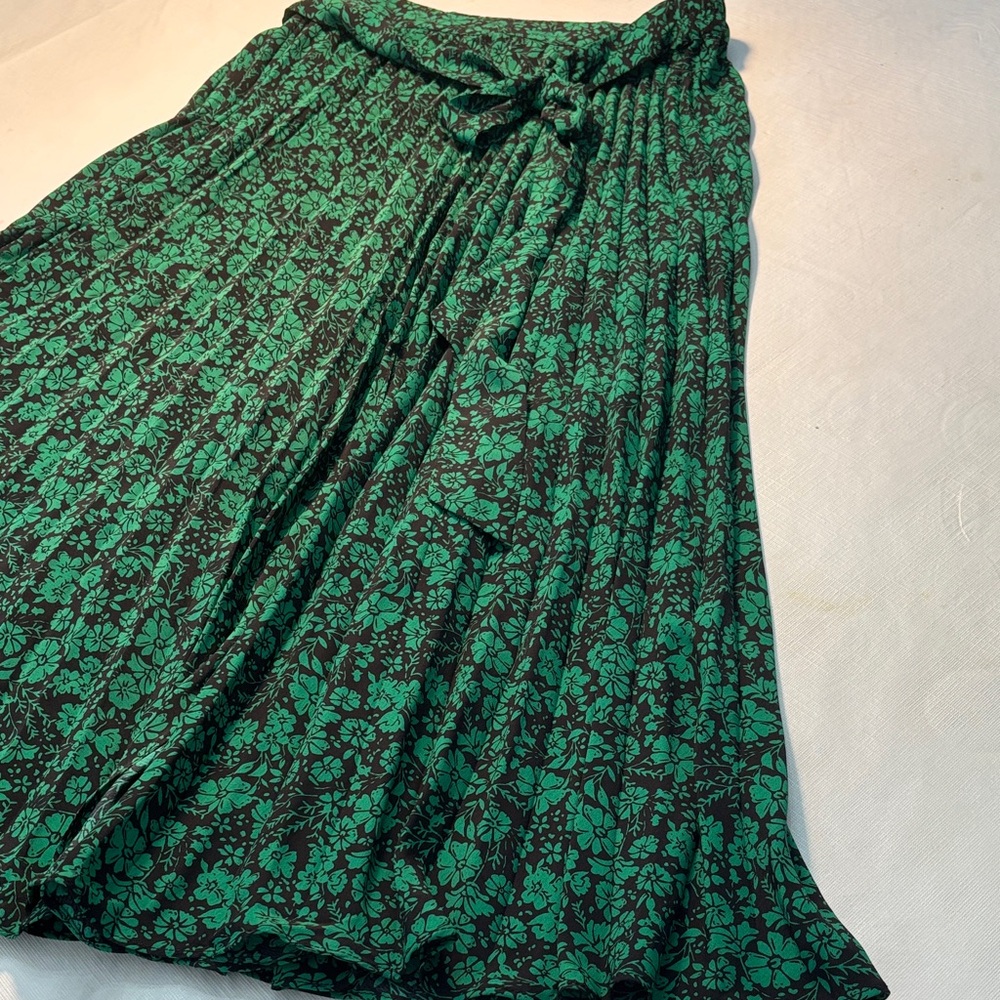 Skies Are Blue Pleated Floral Midi Skirt -Size Medium Like New - Picture 3 of 8